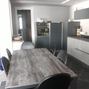 GiustinoFelix的厨房里设有1间带桌椅的用餐室