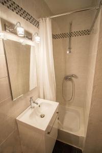 米尼赞海滩La Foret 4的白色的浴室设有水槽和淋浴。