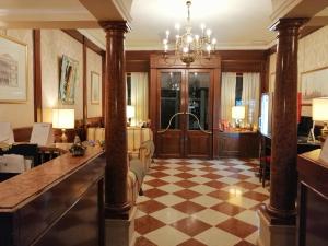 威尼斯法利尔酒店的客厅设有 ⁇ 格地板