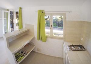 维琪奥港Village Naturiste La Chiappa的厨房设有水槽和窗户。