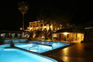 坎帕内特Monnaber Nou Finca Hotel & Spa的一座游泳池,位于一座建筑的后面