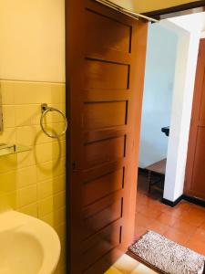 本托塔荷马旦酒店的浴室门设有水槽和卫生间
