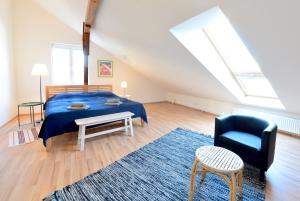 维也纳House With Courtyard & Parking Close To Stadtpark的一间卧室配有蓝色的床和蓝色椅子