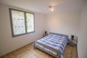 欧雷扬Hameau 516的一间小卧室,配有床和窗户