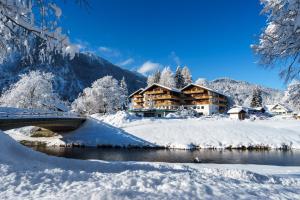 奥巴拉马高松嫩霍夫公园酒店的河边的雪地小屋