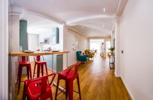 阿尔么丽亚Expoholidays-Rueda Lopez apartamento de lujo的一间厨房,内设红色椅子和酒吧