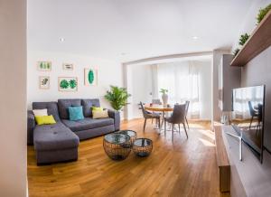 阿尔么丽亚Expoholidays-Rueda Lopez apartamento de lujo的客厅配有沙发和桌子