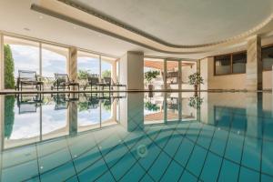 蒂鲁罗斯特罗布霍夫庄园酒店的享有大楼景致的游泳池