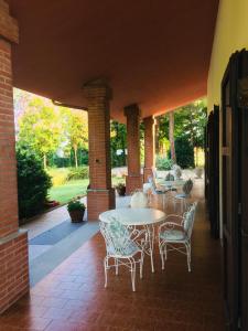 切塞纳卡萨莱德尔法托尔住宿加早餐旅馆的庭院设有桌椅。