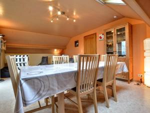 马尔梅迪Spacious Apartment in Malmedy with Garden的一间配备有白色桌椅的用餐室