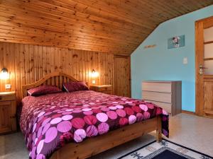马尔梅迪Spacious Apartment in Malmedy with Garden的木制客房内的一间卧室,配有一张床