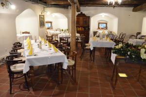 莱沃恰普拉查仁精品酒店 的餐厅设有白色的桌椅和黄色的餐巾