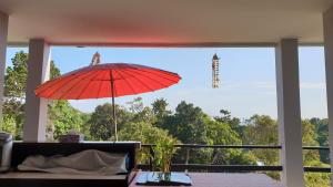 丽贝岛Plaloma Resort Lipe的窗前的红伞