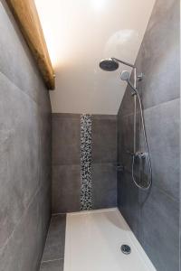 Autre-ÉgliseKoru Hôtel & Private Wellness的带淋浴喷头的浴室