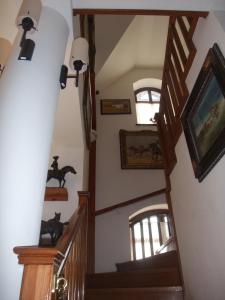 霍尔托巴吉索夫拉格酒店的墙上画作的房子里的楼梯