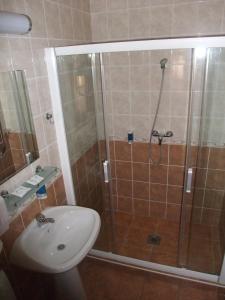 霍尔托巴吉索夫拉格酒店的带淋浴、水槽和卫生间的浴室