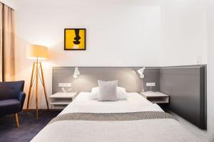 新特尔布鲁赫迪瑞奇斯姆霍餐厅酒店的一间卧室配有一张大床和一把椅子