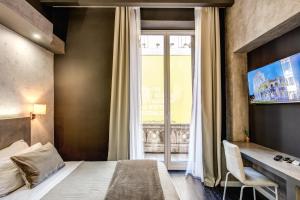 罗马四河套房旅馆的酒店客房设有床和窗户。