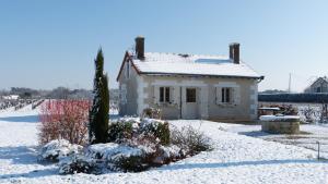 谢尔河畔圣乔治l'Ecrin au coeur des vignes的白房子,地面上积雪