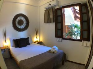 杰里科科拉瓜拉尼杰里别墅的一间卧室设有一张床和一个窗口