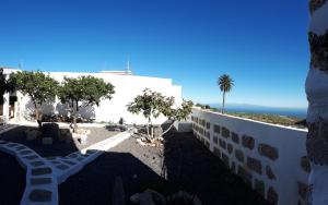 Arico el NuevoApartament in arico的享有白色建筑树木和大海的景色