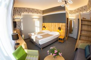 库多瓦-兹德鲁伊维拉苏德蒂旅馆的酒店客房设有床和客厅。
