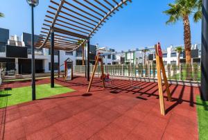皮拉尔－德拉奥拉达达Lamar Resort Penthouse的一个带秋千和棕榈树的游乐场