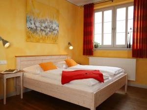 WillanzheimWeinhof am Nussbaum的一间卧室配有一张大床,上面有红毯