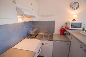 米尼赞海滩Les Genêts的一间带水槽和微波炉的小厨房