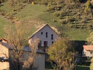 Le ChazalGîte "Le Drouzet"的山中白色的房子