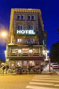 布鲁塞尔腓特烈斯贝酒店的前面有标志的酒店