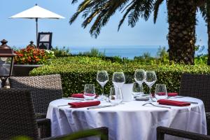 圣让-德吕兹储备酒店的酒杯桌子,后面是大海
