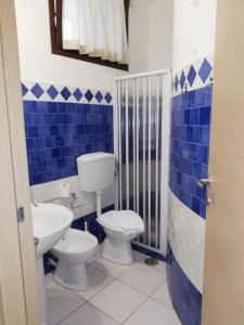 卡萨拉诺B&B Cesaranum的蓝色和白色的浴室设有卫生间和水槽