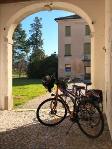 法拉-迪索利戈Fiori&vigne di Cecilia Marcon的停放在大楼前的两辆自行车