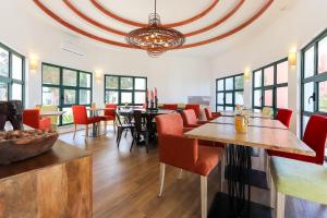 辛特拉Sintra Rural Home - Cerrado da Serra的用餐室设有桌椅和窗户。