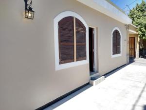 拉里奥哈Casa San Román的白色的房子,带百叶窗的窗户