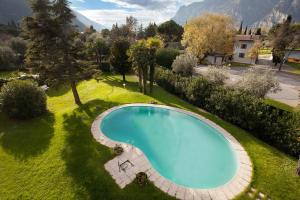 托尔博莱Casa Marco的享有庭院游泳池的顶部景色