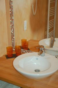 Francueil罂粟花住宿加早餐酒店的浴室设有白色水槽和镜子