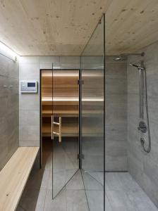 梅劳Försterhaus Mellau的浴室里设有玻璃门淋浴