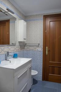 马塔拉斯卡尼亚斯Apartamento Lince的一间带水槽和卫生间的浴室