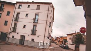 拉蒂萨纳Hotel Ristorante Cigno的街道上的白色建筑,有停车标志