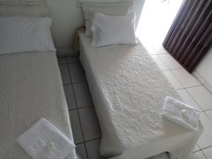 MateirosPousada Bela Vista de Mateiros的配有2张床的带白色床单和枕头的客房