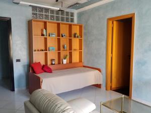 普拉亚·阿马勒Webus Apartments的一间卧室配有一张床和一个沙发