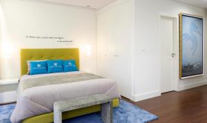 波尔图波尔图老城旅游公寓式酒店的一间卧室配有一张带蓝色枕头的大床