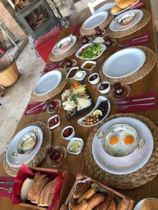 塞利米耶Kekik Otel Selimiye的一张桌子,上面放着食物和面包
