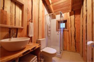 惠洛惠洛回罗回罗山林小屋的浴室配有卫生间、盥洗盆和淋浴。