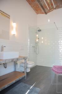 马克莱贝格Freiraum Loft的白色的浴室设有水槽和卫生间。