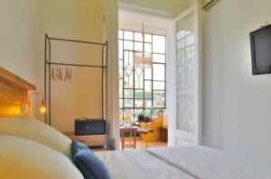 巴塞罗那赫罗纳旅馆的一间卧室设有一张床和一间客厅。