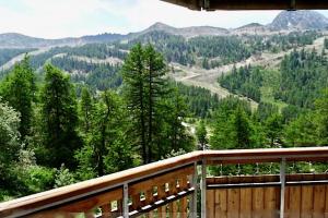 伊索拉2000Les terrasses d azur的享有山谷景致的木制阳台