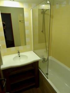 伊索拉2000Les terrasses d azur的浴室配有盥洗盆和带镜子的淋浴